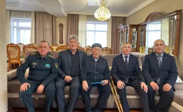 Военнослужащие Алматинского гарнизона поздравили 101-летнего ветерана войны