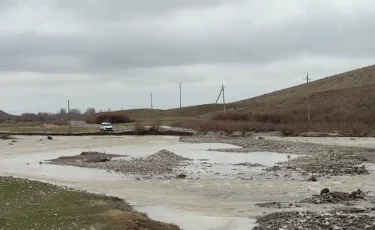 Река на юге Казахстана смыла дорогу: десятки жителей эвакуированы
