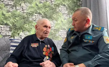 Қорғаныс министрі 100 жасқа келген ардагерді құттықтады