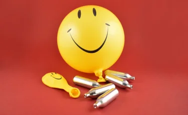 Веселье по-шыментски: ночной клуб уличили в незаконной продаже “смешариков” (видео)