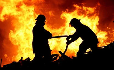 Пожарные ликвидировали крупный пожар на складских помещениях в Алматинской области