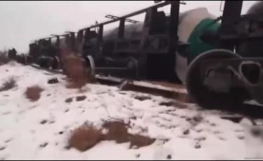 «Легли на бок»: в Кызылорде с рельсов сошли несколько вагонов