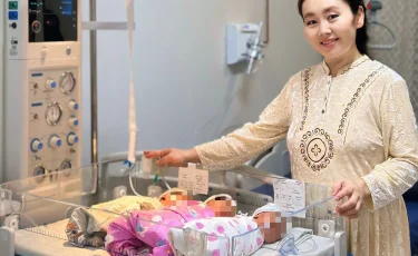 В Алматы 39-летняя женщина родила тройню и сразу стала многодетной мамой