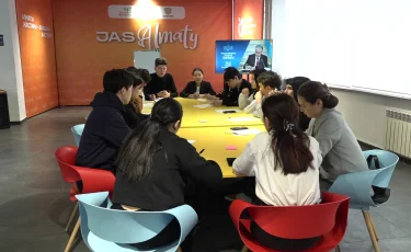 Жаңа Конституция жобасы – ел болашағына жасалған маңызды қадам: Алмалы ауданында қала жастарының қатысуымен жиын өтті