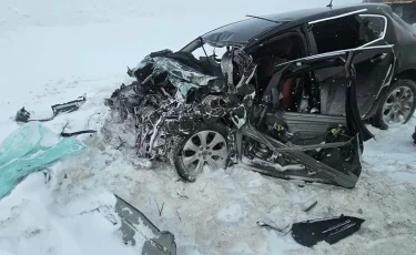 В Актюбинской области легковушка выехала на встречку и столкнулась с грузовиком