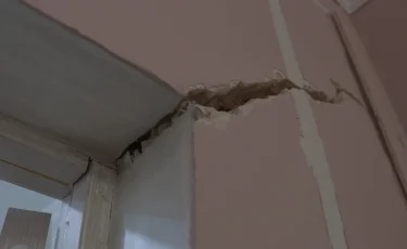 Атырауда мемлекеттік бағдарламасы аясында салынған баспаналардың сапасы сын көтермейді