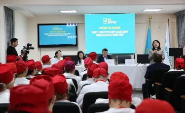 Алматыда Конституциялық комиссия мүшелері №5 қалалық аурухана ұжымымен кездесті