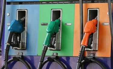 Опасная заправка: на АЗС бензин обжег одежду и кожу беременной женщине