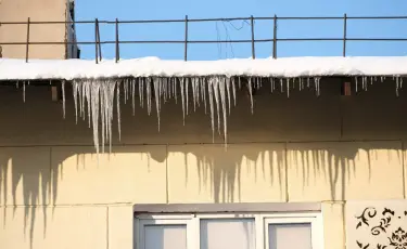 В Алматы напомнили о персональной ответственности за скопление льда на кровле