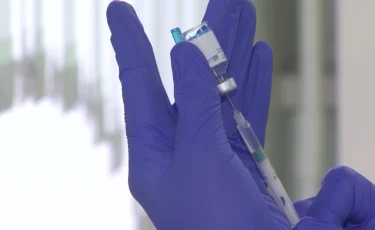 Елімізде қызылшаға қарсы екпе алмаған балалар мектептен уақытша шеттеледі