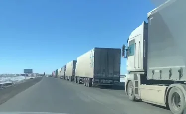 Таможня держит добро: в Актобе грузоперевозчики несут миллионные убытки из-за простоя на границе