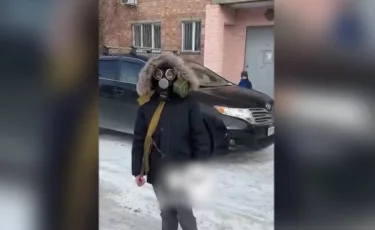 Нечем дышать: в Усть-Каменогорске школьники вышли на улицу в противогазах