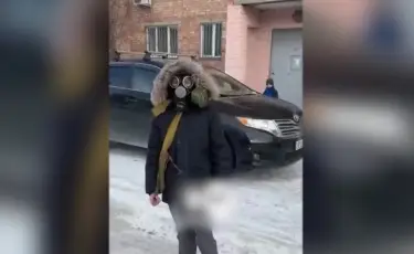 Нечем дышать: в Усть-Каменогорске школьники вышли на улицу в противогазах