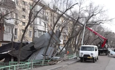 Разгул стихии: минувшей ночью на город Конаев обрушился ураган