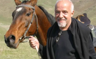 Пауло Коэльо опубликовал пост про Казахстан и вызвал волну восторга