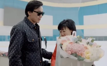 Кайрат Нуртас навестил маму Дениса Тена с букетом цветов