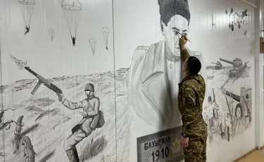 Служба в строю и искусство: матрос-художник создает картины о героях Казахстана