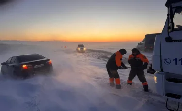 Экстремальная погода в Казахстане: спасатели эвакуировали из снежных заносов более 100 человек