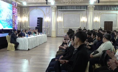Есірткіге елігу әлеуметтік желіден басталады: Алматыда прокуратура ардагерлері студенттермен кездесті