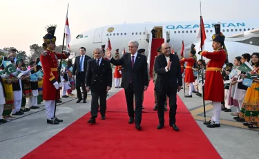 Мемлекет басшысын Исламабад әуежайында Президент Асиф Али Зардари қарсы алды