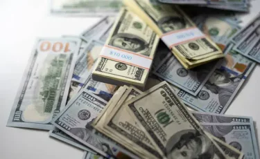 Сохраняет спокойствие: что происходит с долларом в Казахстане