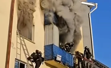 "Странная квартира": 8 часов тушили пожар в многоэтажке Усть-Каменогорска (видео)