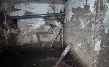 Зловоние и смрад: бомбоубежище в подвале пятиэтажки превратилось в угрозу для жильцов