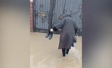 Нөсер жауын: Шымкентте тұрғындар үйіне кіре алмай қалды