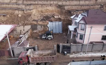Топырақ көшкіні: Бесағаш ауылында бірнеше отбасы қауіпсіз жерге көшірілді