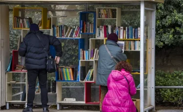 В Актобе на автобусной остановке открыли бесплатную библиотеку