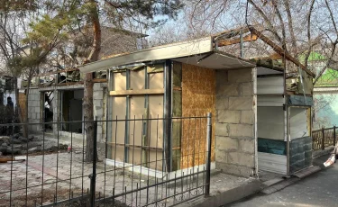 В Алматы снесли очередной незаконный объект