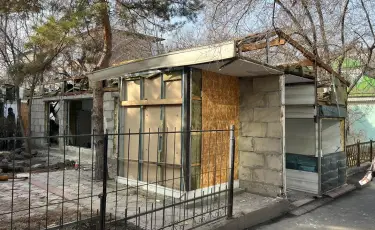 В Алматы снесли очередной незаконный объект