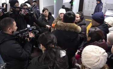 Tesla Education: Бас прокуратура алдына ақшасын қайта алмаған ата-аналар жиналды