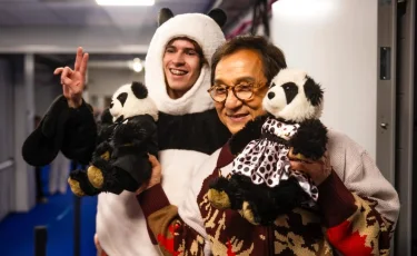 Панда образында өнер көрсеткен Михаил Шайдоровты Джеки Чан құттықтады