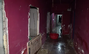 Крыша течёт, лифт стоит: в Каскелене люди жалуются на коммунальные проблемы многоэтажки