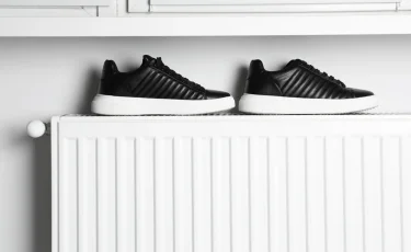 Как быстро высушить обувь и не испортить её