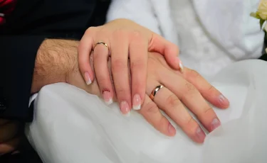 Ученые выяснили, кто живет дольше и зарабатывает больше - женатые или холостые