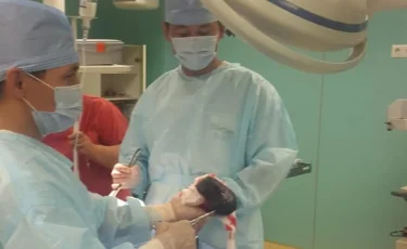 Пациент асқазанында ірі шаш түйіні жиналған: №4 ауруханада сирек ота жасалды