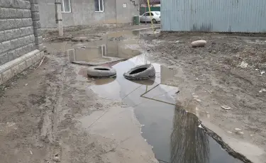 Село в грязевой ловушке: жители Алматинской области жалуются на непроходимые улицы
