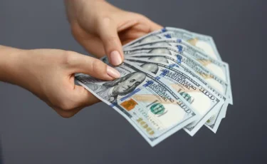 Уже ниже 500: что происходит с долларом в Казахстане