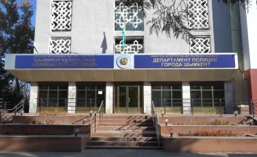 Сабақ үстінде оқушыға қырыңдаған мұғалім мәселені шешу үшін ақша ұсынған