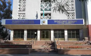 Сабақ үстінде оқушыға қырыңдаған мұғалім мәселені шешу үшін ақша ұсынған
