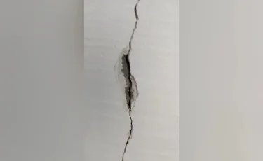 Год после ремонта: в Жанатасе жители многоэтажки жалуются на проблемное жилье