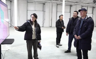 Дархан Сатыбалды ознакомился со строительством полностью автоматизированного склада