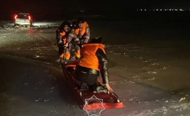 Қапшағайда екі әйел отырған көлік мұз астына түсіп кеткен