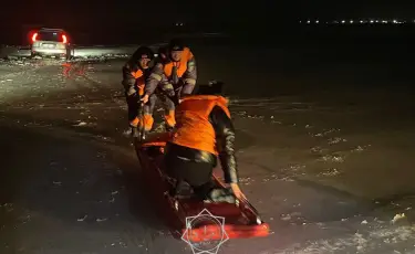 Қапшағайда екі әйел отырған көлік мұз астына түсіп кеткен