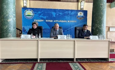 Сенаторлар Алтай қаласында жаңа Конституцияның жобасын жұртшылықпен бірге талқылады