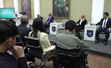 Конституция жобасы: Алматыда сенаторлар жоғары оқу орындарының студенттерімен кездесті