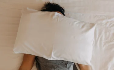 Сон не главное: ученые выяснили, кому нужно спать без подушки