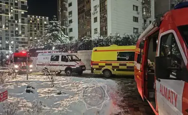 В Алматы тушат пожар в жилом комплексе на Аль-Фараби